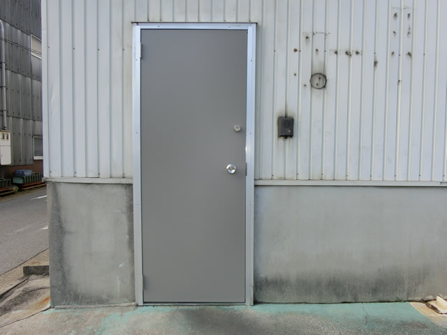 工場の入口ドア取替工事　施工後　名古屋市緑区01